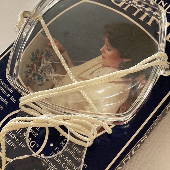 Free Hands Magnifier - Picture 5 of 6